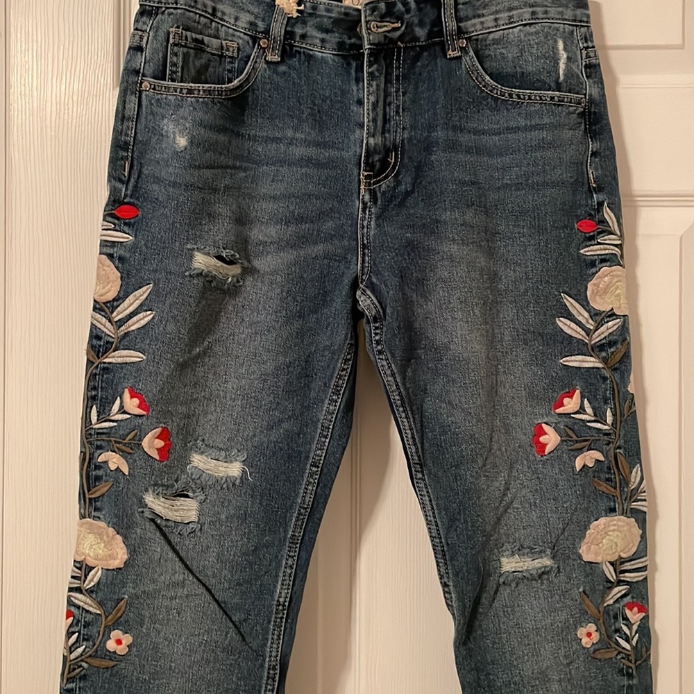 Q2 Boyfriend Embroidered Jean's Best in Bouti…